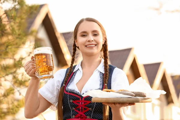 Oktoberfest Kellnerin Mit Bier Und Snacks Freien — Stockfoto