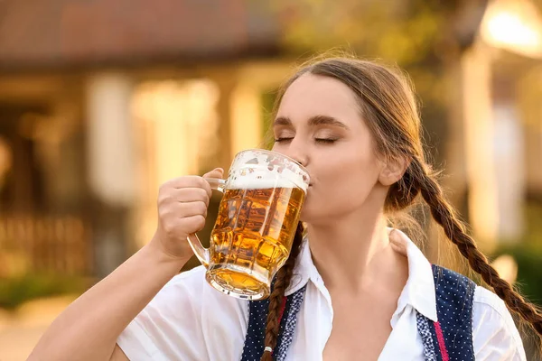 Duitse Vrouw Met Bier Vieren Oktober Buiten — Stockfoto