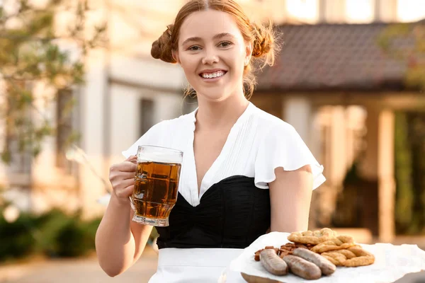 Bira ve abur cuburla Ekim Festivali garsonu.