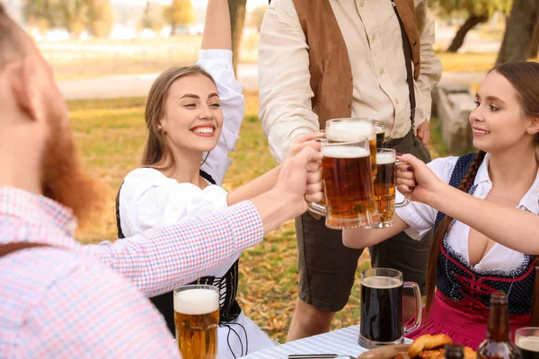 İnsanlar bira içip Ekim Festivali 'ni dışarıda kutluyorlar.