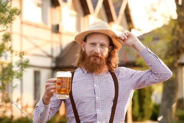 Man Met Baard Met Bier Vieren Oktober Buiten — Stockfoto