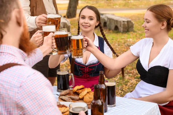 Mensen Met Bier Vieren Het Oktoberfeest Buiten — Stockfoto