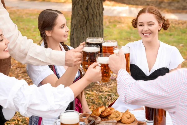 İnsanlar bira içip Ekim Festivali 'ni dışarıda kutluyorlar.