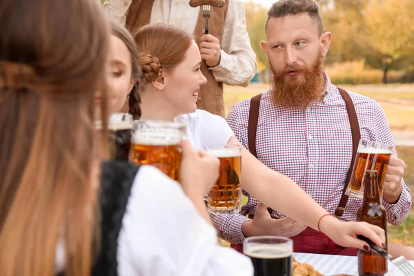 İnsanlar bira içip Ekim Festivali 'ni dışarıda kutluyorlar.