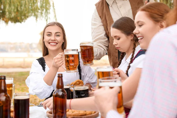 Mensen Met Bier Vieren Het Oktoberfeest Buiten — Stockfoto