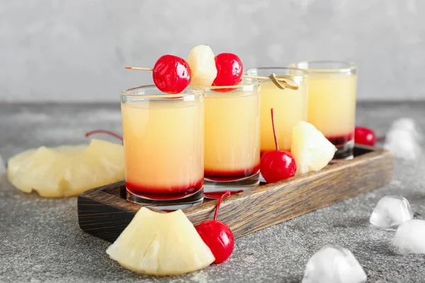 Lezzetli ananaslı ahşap tahta kaplama Gri arka planda Aşağı Kek Atışları