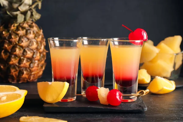 Planche Avec Savoureux Ananas Envers Gâteau Shots Sur Fond Noir — Photo