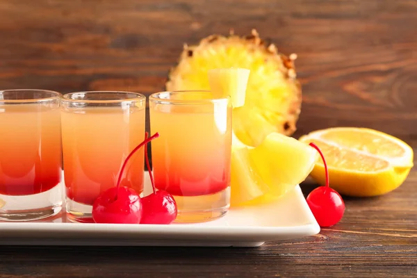 Ahşap arka planda lezzetli ananas tepetaklak fondip, yakın plan.