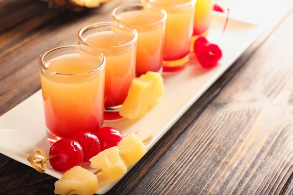 Ahşap arka planda lezzetli ananas tepetaklak fondip, yakın plan.