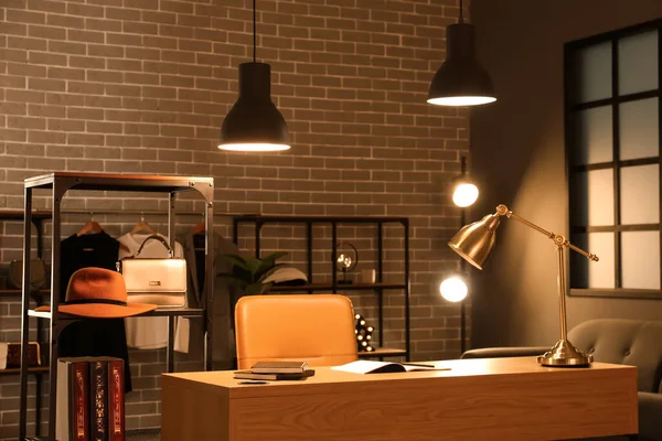 Modern Arbetsplats Med Bärbara Datorer Och Glödande Lampor Omklädningsrummet — Stockfoto