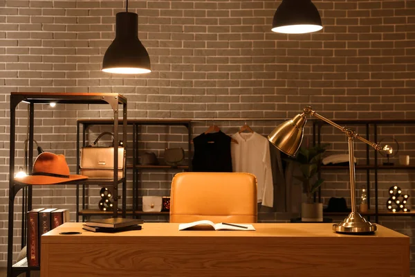 Soyunma odasında not defterleri ve parlak lambaları olan modern bir iş yeri.