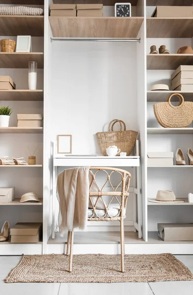 Rahat bir iş yeri olan modern gardırop.