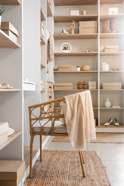 Rafları ve işyeri olan modern bir gardırop.