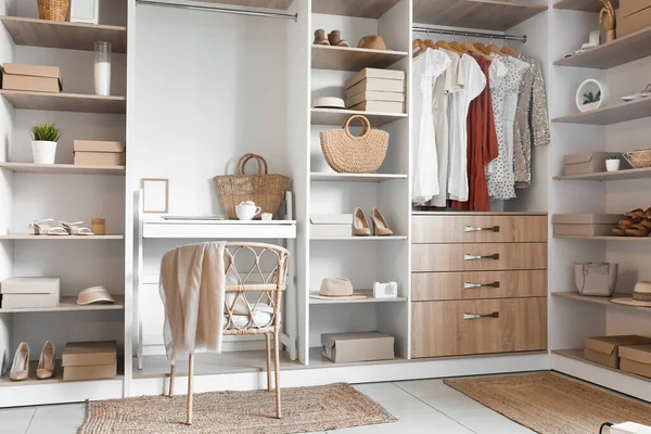 Rafları ve işyeri olan modern bir gardırop.