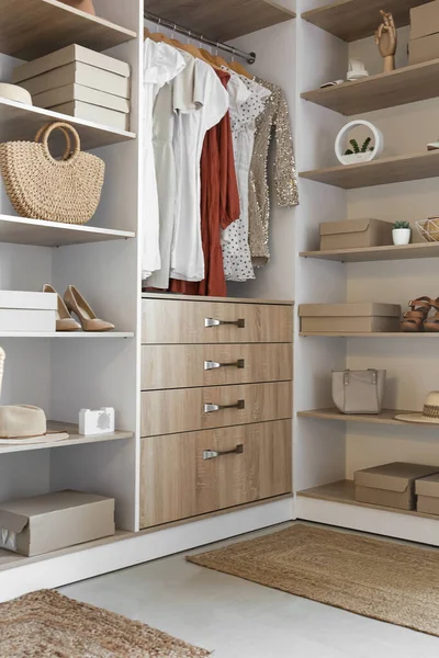 Modern gardıropta şık kıyafetler ve aksesuarlar