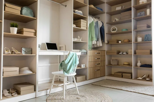 Modern gardıropta dizüstü bilgisayarı olan rahat bir iş yeri.