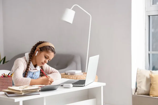 Μικρό Κορίτσι Που Γράφει Copybook Ενώ Σπουδάζει Online Παιδαγωγό Στο — Φωτογραφία Αρχείου