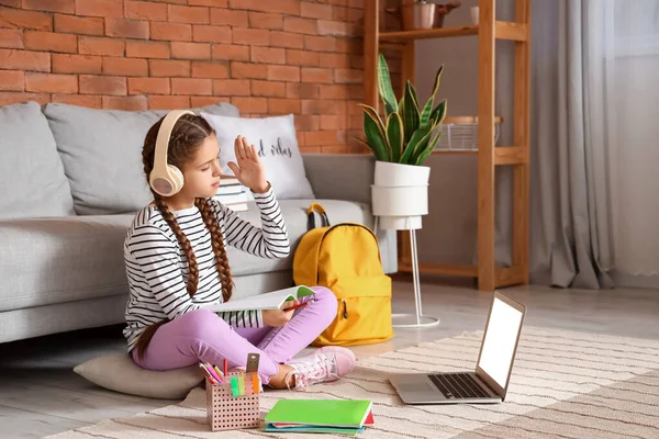 Little Girl Headphones Asking Her Online Tutor Question Home — Stock Photo, Image