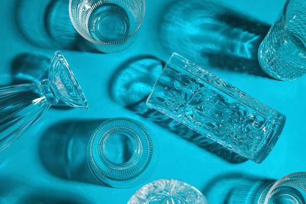 Mavi arkaplanda farklı boş bardaklar, üst görünüm