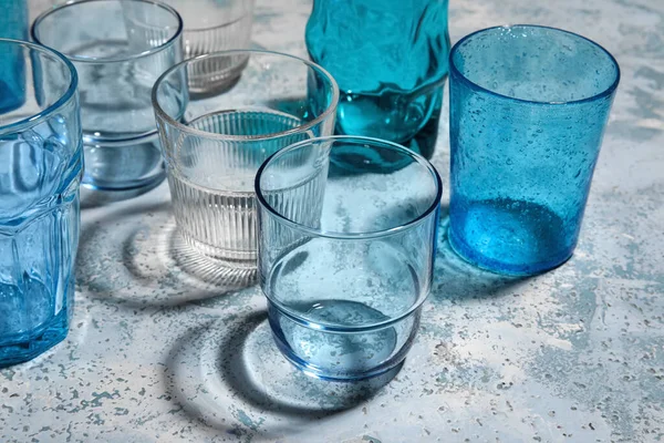 Diversi Bicchieri Vuoti Sfondo Azzurro — Foto Stock