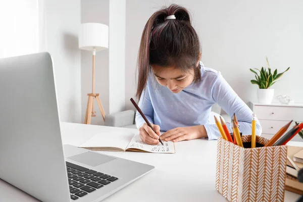 Klein Aziatisch Meisje Studeren Wiskunde Online Thuis — Stockfoto