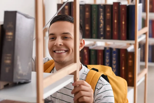 Männlicher Student Bücherregal Bibliothek — Stockfoto