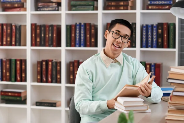 Estudiante Asiático Leyendo Libro Mesa Biblioteca —  Fotos de Stock