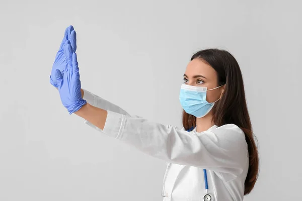Tıbbi Maskeli Genç Bayan Doktor Arka Planda Stop Hareketi Gösteriyor — Stok fotoğraf