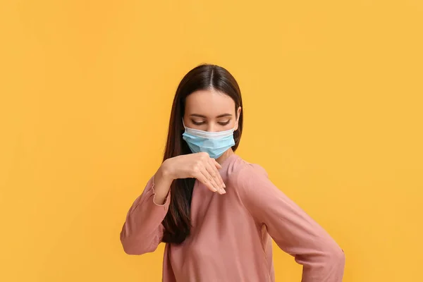 黄色の背景に医療マスクの若い女性 免疫概念 — ストック写真