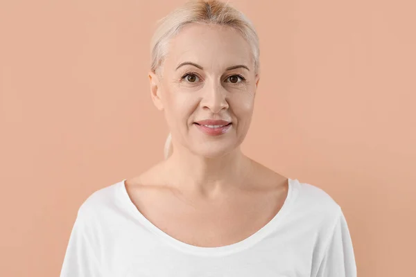 Mature Blonde Woman Healthy Skin Beige Background — Stock Photo, Image