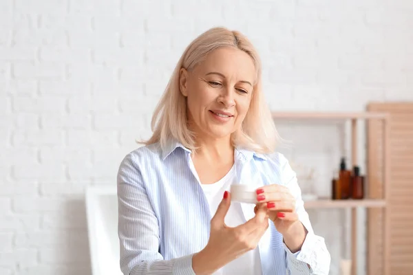 Mulher Madura Bonita Com Frasco Creme Banheiro — Fotografia de Stock