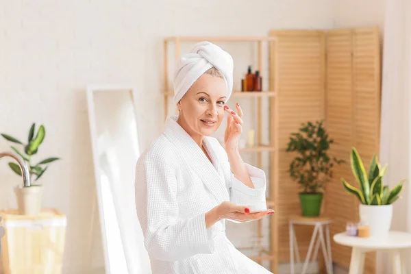 Hermosa Mujer Madura Con Tarro Crema Baño — Foto de Stock