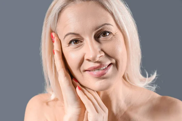 Mature Blonde Woman Healthy Skin Dark Background Closeup — Stock Photo, Image