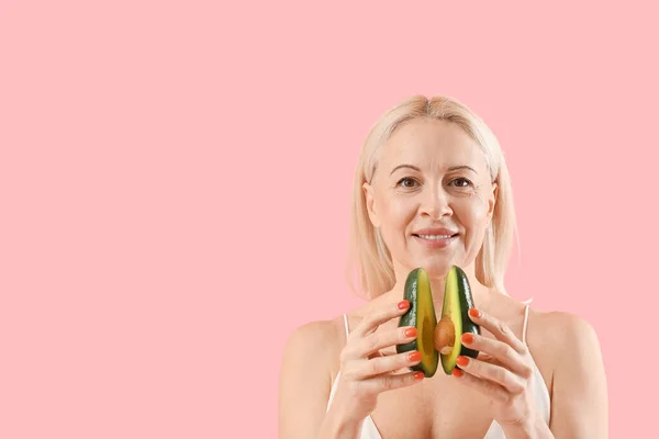 Ältere Blonde Frau Mit Avocado Auf Rosa Hintergrund — Stockfoto