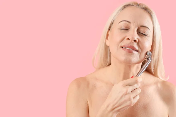 Mature Blonde Woman Facial Massage Tool Pink Background — Stock Photo, Image