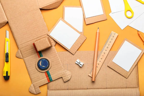 Turuncu arka planda karton fotoğraf makinesi yapmak için malzemeler