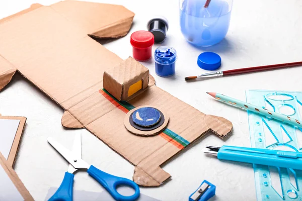 Beyaz arkaplanda karton fotoğraf makinesi yapmak için malzemeler