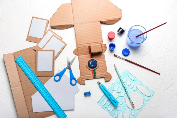 Beyaz arkaplanda karton fotoğraf makinesi yapmak için malzemeler