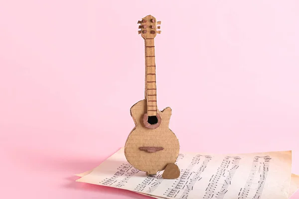 Guitare Carton Avec Feuilles Notes Sur Fond Rose — Photo