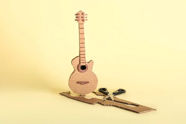 Guitarra Papelão Com Tesoura Fundo Bege — Fotografia de Stock