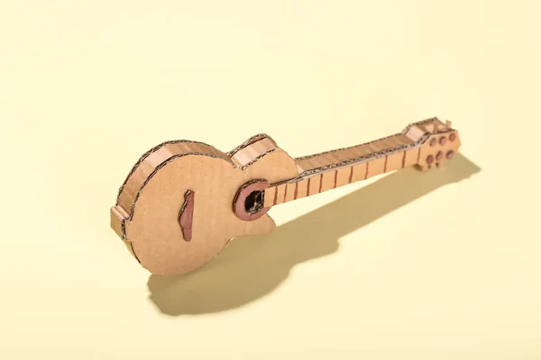 Brinquedo Guitarra Papelão Fundo Bege — Fotografia de Stock