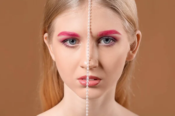 Mujer Con Cejas Creativas Maquillaje Sobre Fondo Color —  Fotos de Stock