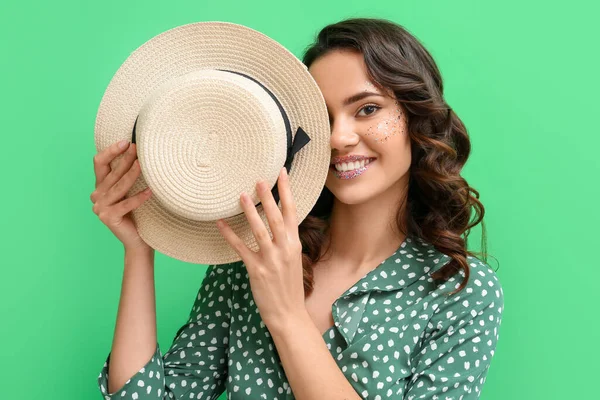 Mujer Joven Bonita Con Purpurina Cara Sombrero Sobre Fondo Verde — Foto de Stock