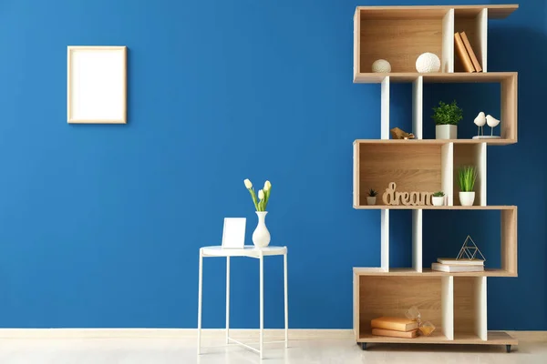 Wooden Bookcase Decor Table Frames Blue Wall — ストック写真