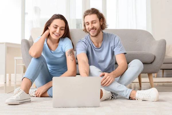 Young Couple Laptop Sitting Carpet Home — Stock Photo, Image
