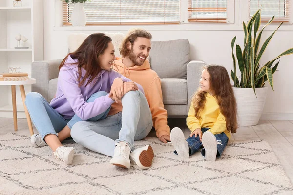 Familia Joven Sentada Una Alfombra Suave Casa — Foto de Stock