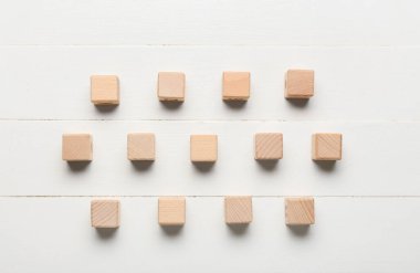 Beyaz ahşap zemin üzerinde küpler, üst görünüm