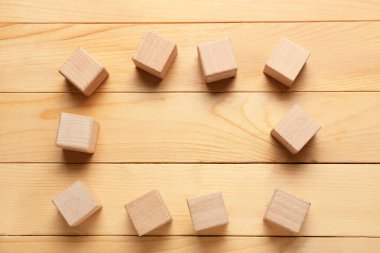 Ahşap zemin üzerindeki küplerden yapılmış çerçeve