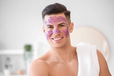 Banyoda parlak maskeli yakışıklı bir adam.