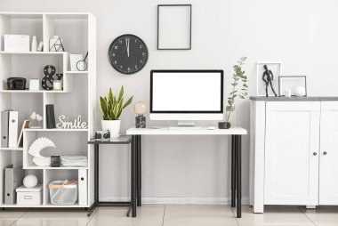 Çalışma yeri ve raf ünitesi olan ışık ofisinin içi